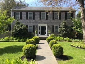 66 Harvest Ln in Southampton, NY - Building Photo