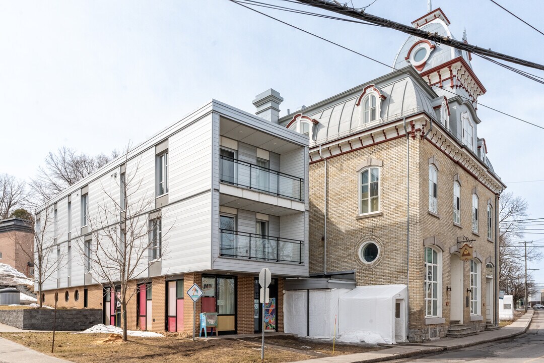 302 Saint-Joseph St in Lévis, QC - Building Photo