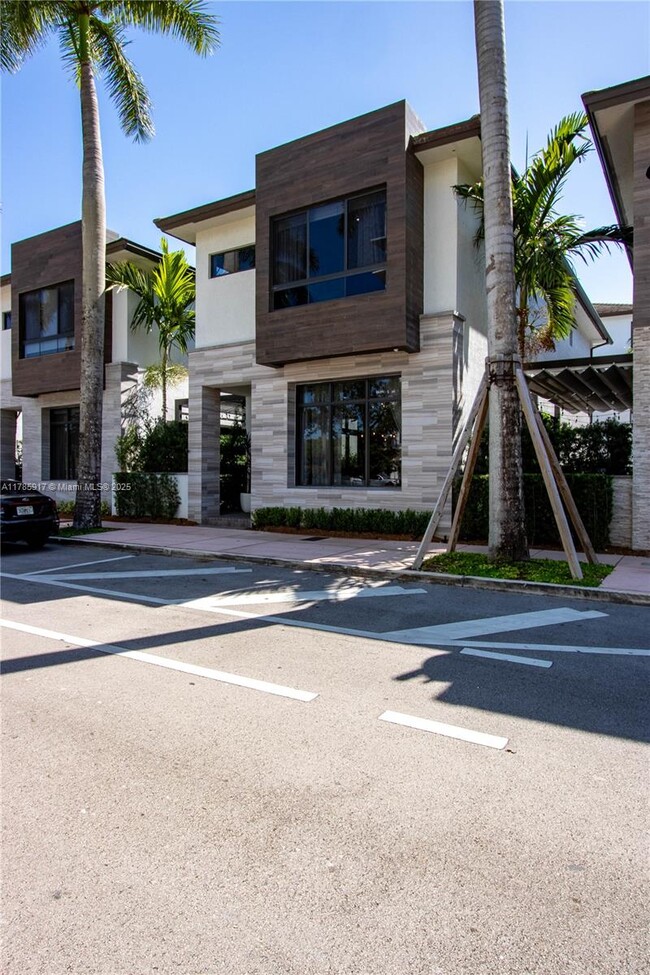 4765 NW 85th Ave in Doral, FL - Building Photo - Building Photo