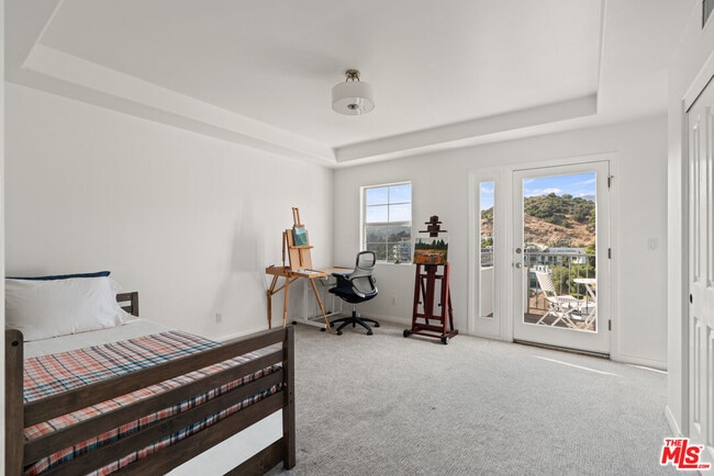 6389 La Punta Dr in Los Angeles, CA - Building Photo - Building Photo