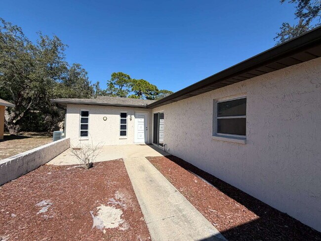 7419 Canterbury St in Spring Hill, FL - Building Photo - Building Photo