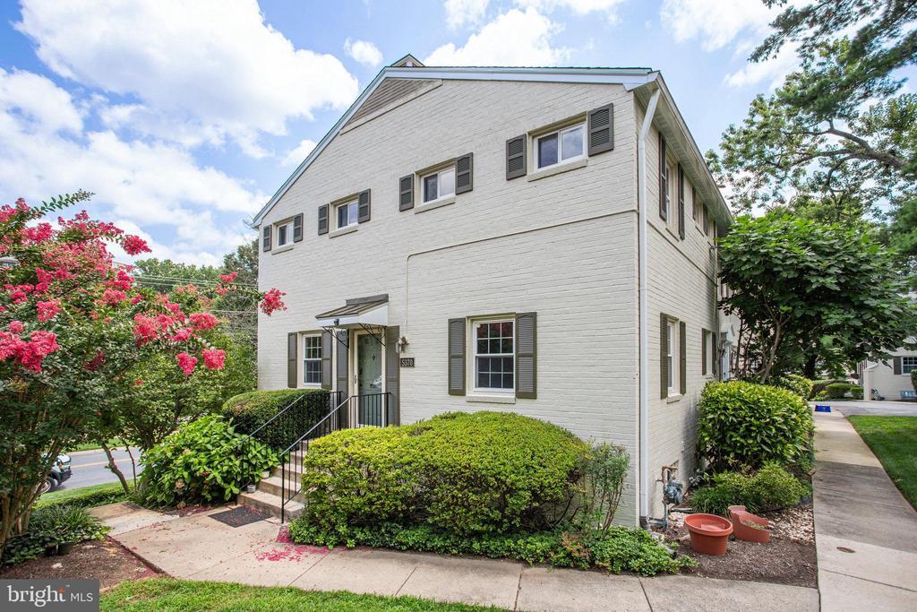 5370 Pooks Hill Rd in Bethesda, MD - Building Photo