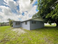 2301 SE Haddon St in Port St. Lucie, FL - Foto de edificio - Building Photo