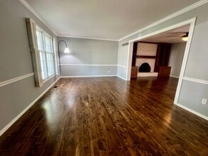 1685 Lochcrest Dr in Chesterfield, MO - Building Photo - Building Photo