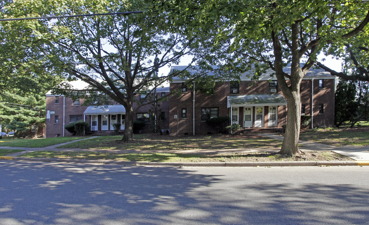 Maybrook Garden Apartments in Maywood, NJ - Foto de edificio