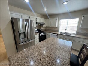 9923 Pioneer Ave in Las Vegas, NV - Foto de edificio - Building Photo