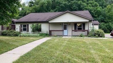 538 Woodridge Ct, Unit 2 in Menomonie, WI - Foto de edificio - Building Photo