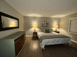 239 Sea Horse Dr SE in St. Petersburg, FL - Foto de edificio - Building Photo