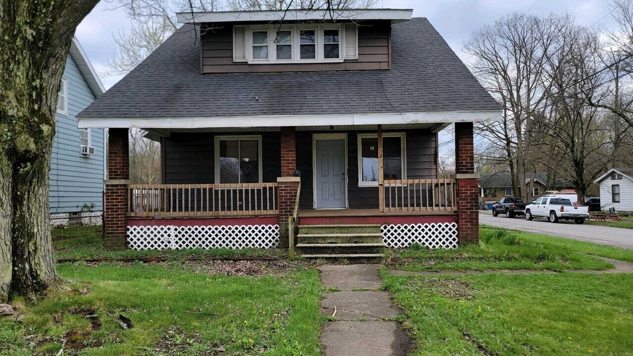 1641 Stewart Ave in Youngstown, OH - Building Photo