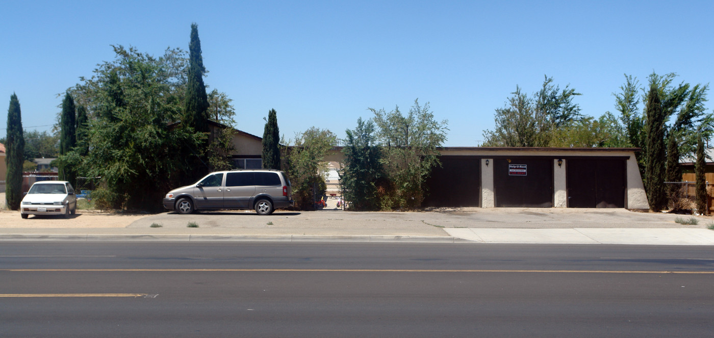 13136 Navajo Rd in Apple Valley, CA - Foto de edificio