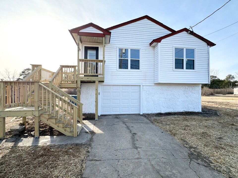 208 Ridge Rd in Poquoson, VA - Building Photo