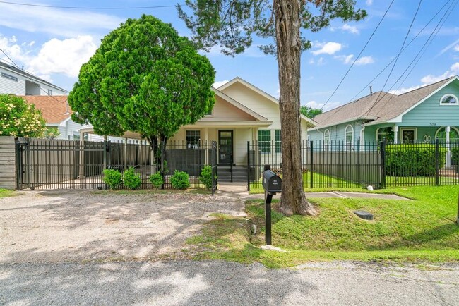 property at 212 N Hutcheson St