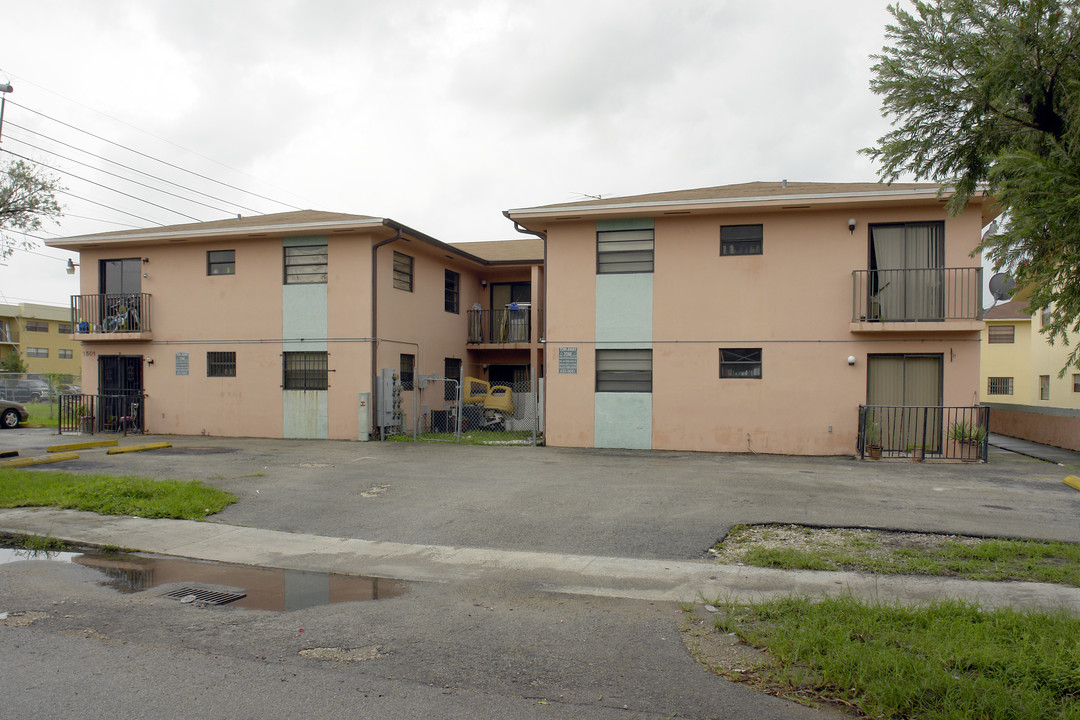 1501-B W 41st St in Hialeah, FL - Building Photo