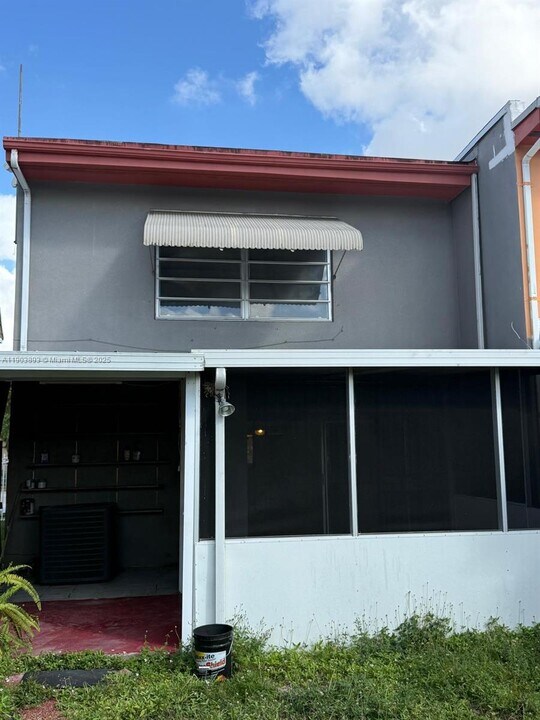 1630 W 74th St in Hialeah, FL - Building Photo