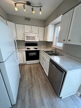 301 Bluegrass Ave in Southgate, KY - Foto de edificio - Building Photo