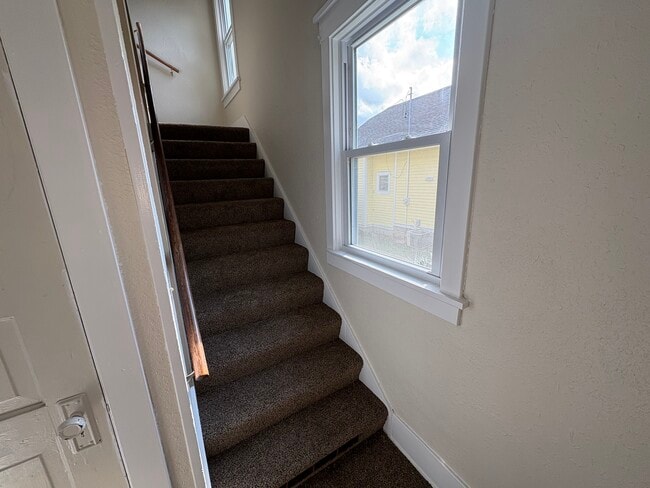 137 W Newhall Ave, Unit Upper in Waukesha, WI - Foto de edificio - Building Photo
