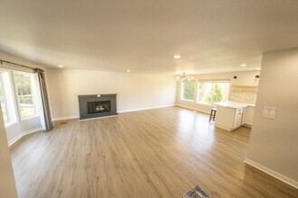 13517 246th Ave SE in Issaquah, WA - Building Photo - Building Photo
