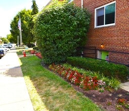 Hillwood Manor Apartments in Falls Church, VA - Foto de edificio - Building Photo