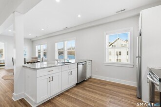 82 Wall St, Unit 200 in Madison, CT - Foto de edificio - Building Photo