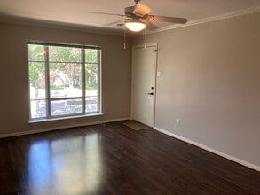 6010 E University Blvd, Unit 235 in Dallas, TX - Foto de edificio - Building Photo