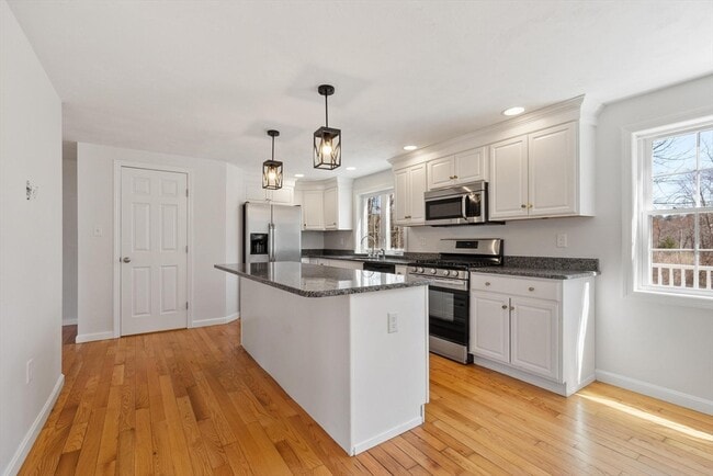 27 Pine St in Pepperell, MA - Foto de edificio - Building Photo