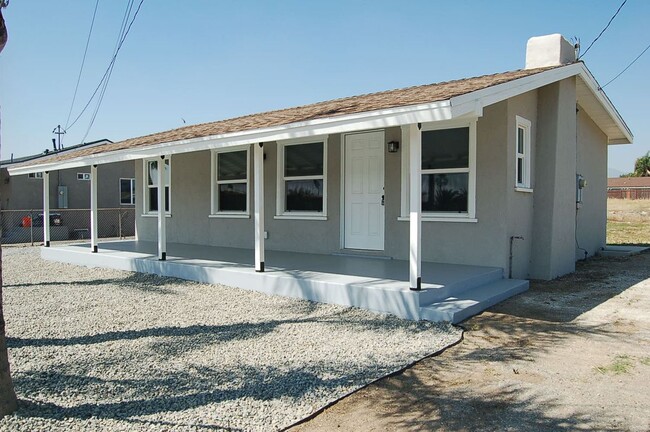 16436 Foothill Blvd in Fontana, CA - Foto de edificio - Building Photo