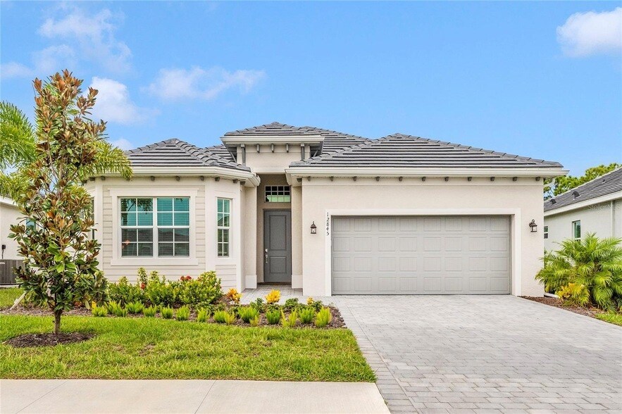 12845 Tulum Lp in Venice, FL - Foto de edificio