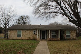 2000 N Beal St in Belton, TX - Building Photo