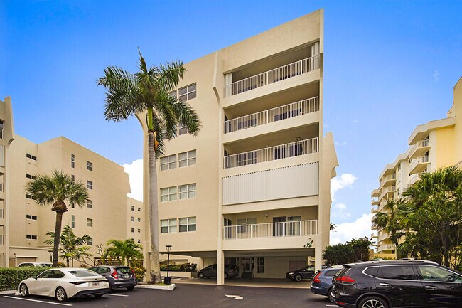 3520 S Ocean Blvd in South Palm Beach, FL - Foto de edificio - Building Photo