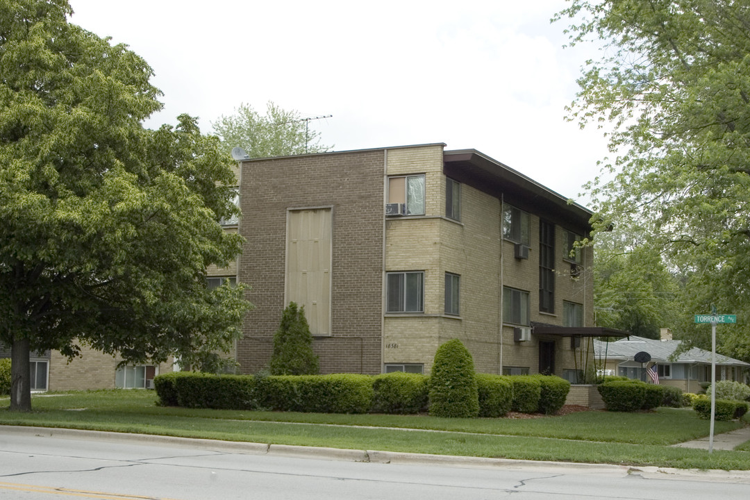 18381 Torrence Ave in Lansing, IL - Building Photo