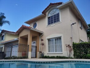 5764 NW 98 Pl in Doral, FL - Building Photo - Building Photo