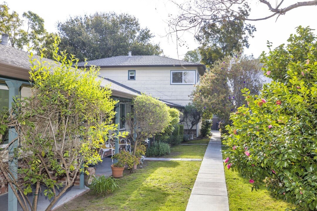 691 Roble Ave-Unit -691 Roble Ave Apt 4 in Menlo Park, CA - Foto de edificio