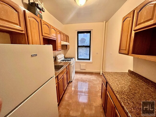 185 E 163rd St in Bronx, NY - Building Photo - Building Photo
