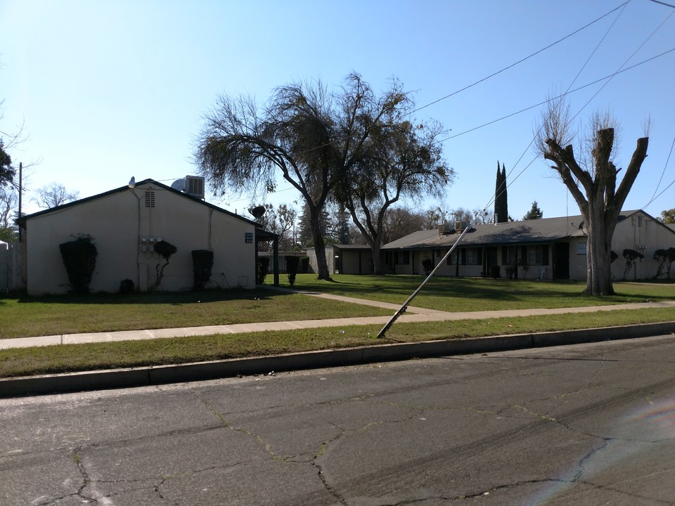 901-1003 Barney St in Merced, CA - Building Photo