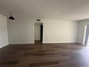 300 Gardens Dr in Pompano Beach, FL - Building Photo - Building Photo