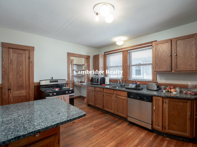54 Upland Rd, Unit 2T in Somerville, MA - Building Photo - Building Photo
