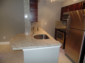 2880 N Oakland Forest Dr in Oakland Park, FL - Building Photo - Building Photo