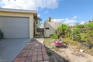 907 Laredo Ave in Lehigh Acres, FL - Building Photo