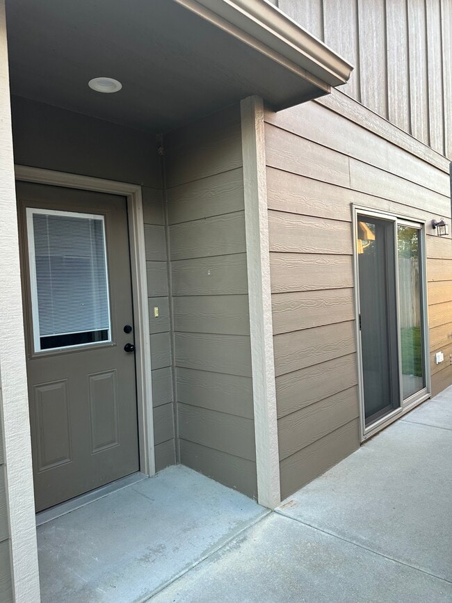 4833 N Hillside Ct in Wichita, KS - Foto de edificio - Building Photo