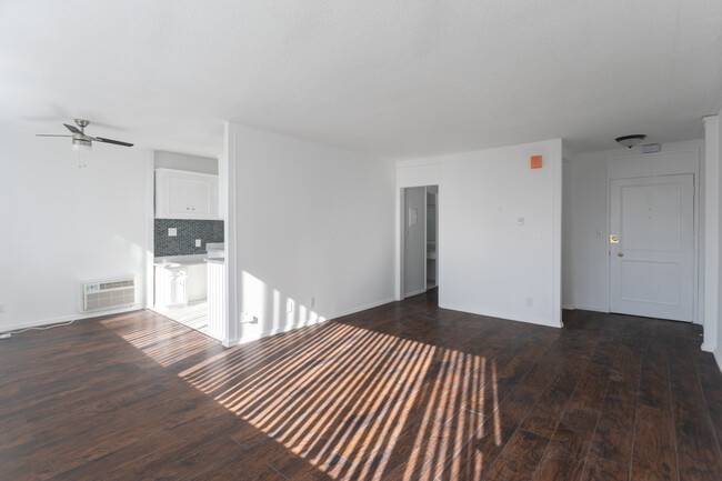 Hacienda Apartments in Los Angeles, CA - Foto de edificio - Interior Photo