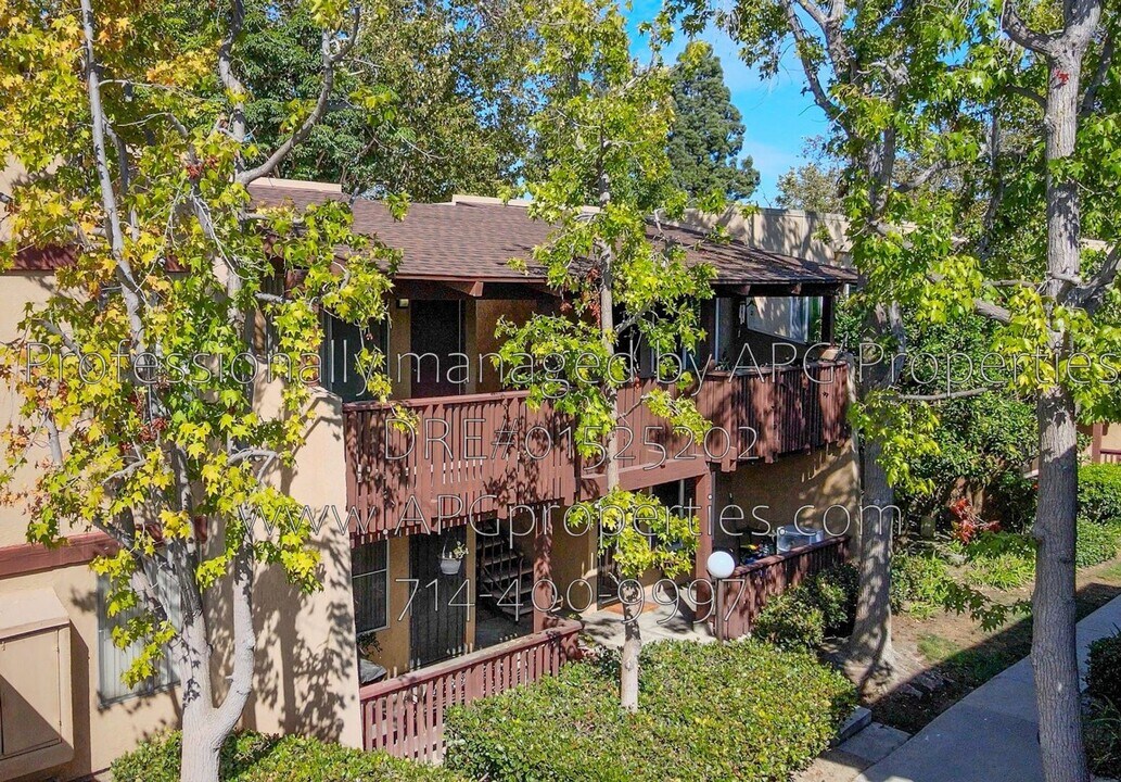 1040 W MacArthur Blvd in Santa Ana, CA - Building Photo