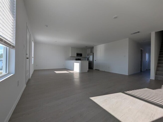 635 Whoopers Lp in Uhland, TX - Foto de edificio - Building Photo