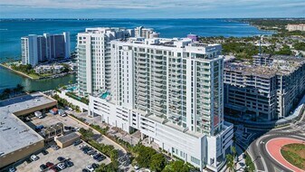 301 QUAY Cmn in Sarasota, FL - Building Photo