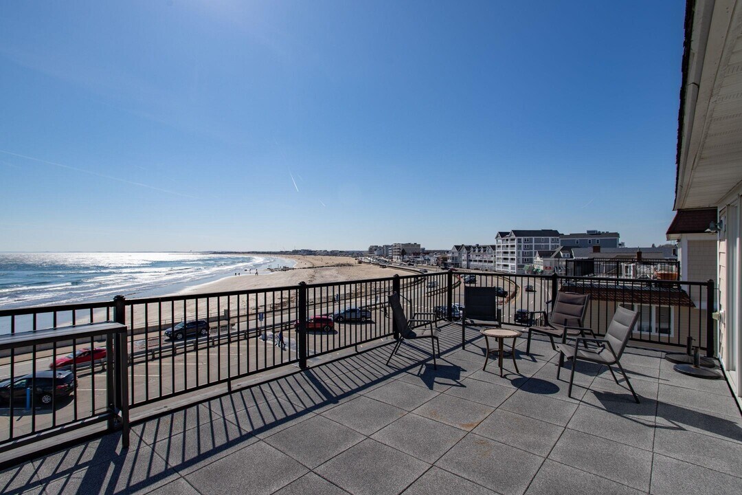 407 Ocean Blvd in Hampton, NH - Building Photo