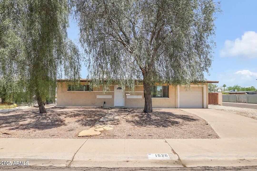1526 W Huntington Dr in Tempe, AZ - Building Photo