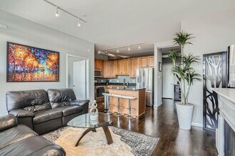 1200 W Monroe St, Unit 812 in Chicago, IL - Building Photo - Building Photo