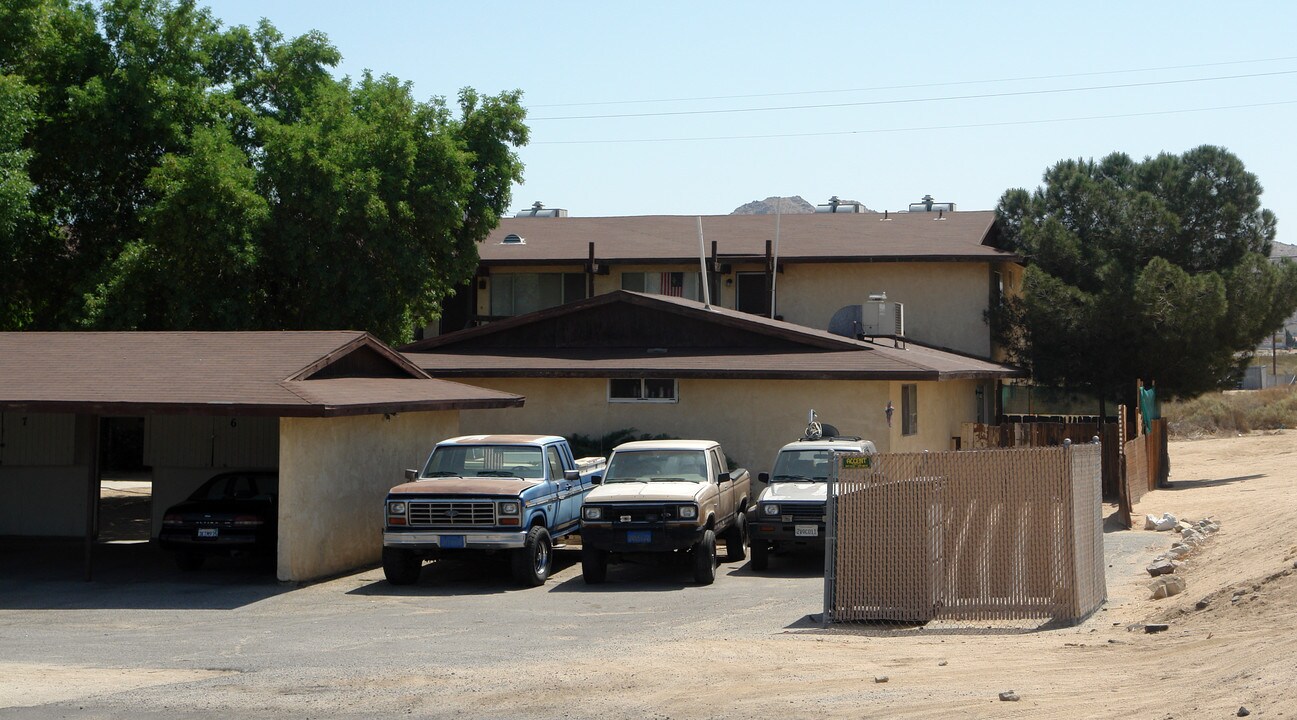 15793 Mondamon Rd in Apple Valley, CA - Foto de edificio