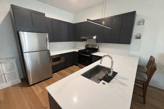4513 N Clark St, Unit 203 in Chicago, IL - Building Photo - Building Photo