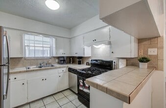 5542 Holly St, Unit 209 in Houston, TX - Building Photo - Building Photo