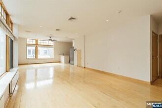 30 Park Ave, Unit 2 in Rutherford, NJ - Foto de edificio - Building Photo